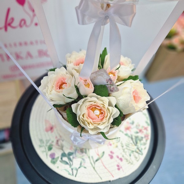 Бели божури от креп хария с бонбони от Фереро Роше в кутия